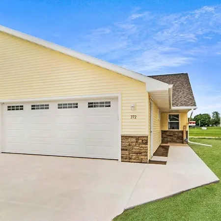 Newly Built Brillion Townhouse - Central To Appleton, Green Bay, Manitowoc, And More!